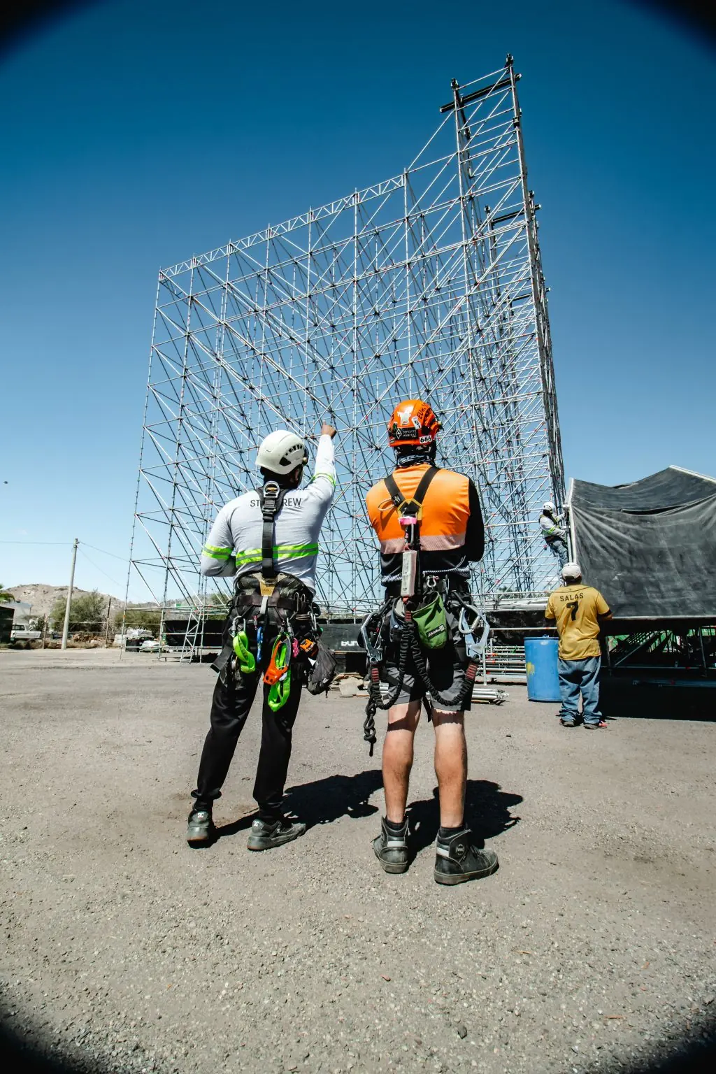 Equipo técnico de Bunker Professional trabajando en una estructura de evento